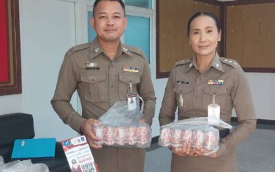 พล.ต.ต.ภิรมย์ สวนทอง ผบก.ภ.จว.ยโสธร ได้มอบปลากระป๋องให้แก่ข้าราชการตำรวจ ฝอ.ภ.จว.ยโสธร และ กลุ่มงานสอบสวน ภ.จว.ยโสธร