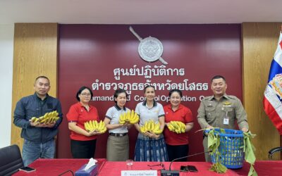 พล.ต.ต.ภิรมย์ สวนทอง ผบก.ภ.จว.ยโสธร มอบหมายให้ พ.ต.อ.สานิตย์ ไชยสถิตย์ รอง ผบก.ภ.จว.ยโสธร มอบกล้วยหอมให้กับ ฝอ.ภ.จว.ยโสธร