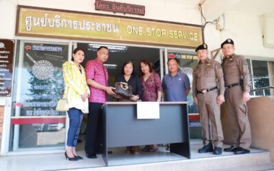 นายชรินทร์ ทองสุข ผู้ว่าราชการจังหวัดยโสธร พร้อมด้วย พล.ต.ต.ภิรมย์ สวนทอง ผบก.ภ.จว.ยโสธร และ พ.ต.อ.ประสิทธิ์ เพชรรัตน์ ผกก.สภ.เมืองยโสธร ร่วมมอบกระเป๋า ส่งคืนให้กับ Mrs.Khamla Thavitham นักท่องเที่ยวจากประเทศลาวที่ลืมกระเป๋า จำนวน 1 ใบ ซึ่งมีทรัพย์สินเป็นเงินสดจำนวน 117,000 บาท และเอกสารเดินทางต่างๆ ไว้ที่ ปั้มน้ำมัน ปตท. สาขาเลี่ยงเมือง ต.ในเมือง อ.เมือง จ.ยโสธร ที่เดินทางมาเที่ยวงานประเพณีบุญบั้งไฟจังหวัดยโสธร ประจำปี พ.ศ. 2567