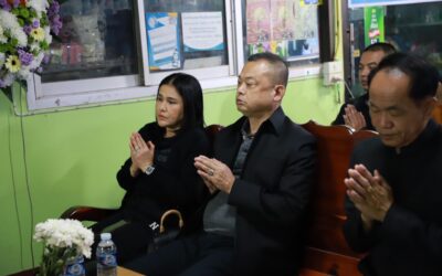 พล.ต.ต.ภิรมย์ สวนทอง ผบก.ภ.จว.ยโสธร พร้อมด้วย พ.ต.อ.ภูมิ ทองโพธิ์ ผกก.สส.ภ.จว.ยโสธร, พ.ต.อ.ประสิทธิ์ เพชรรัตน์ ผกก.สภ.เมืองยโสธร และข้าราชการตำรวจในสังกัด ได้มอบพวงหรีดเพื่อแสดงความเสียใจ และไว้อาลัย พร้อมร่วมฟังสวดอภิธรรม คุณแม่นิดดา ต้นพรม มารดาของ ด.ต.ดุสิต เวชกามา